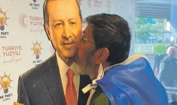 Erdoğan’ın maketine sarılıp öptü