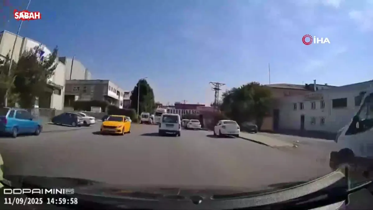 Arnavutköy’de feci kaza: Kamyon çarptığı aracı metrelerce böyle sürükledi | Video videosunu izle Arnavutköy’de feci kaza: Kamyon çarptığı aracı metrelerce böyle sürükledi | Video videosunu izle