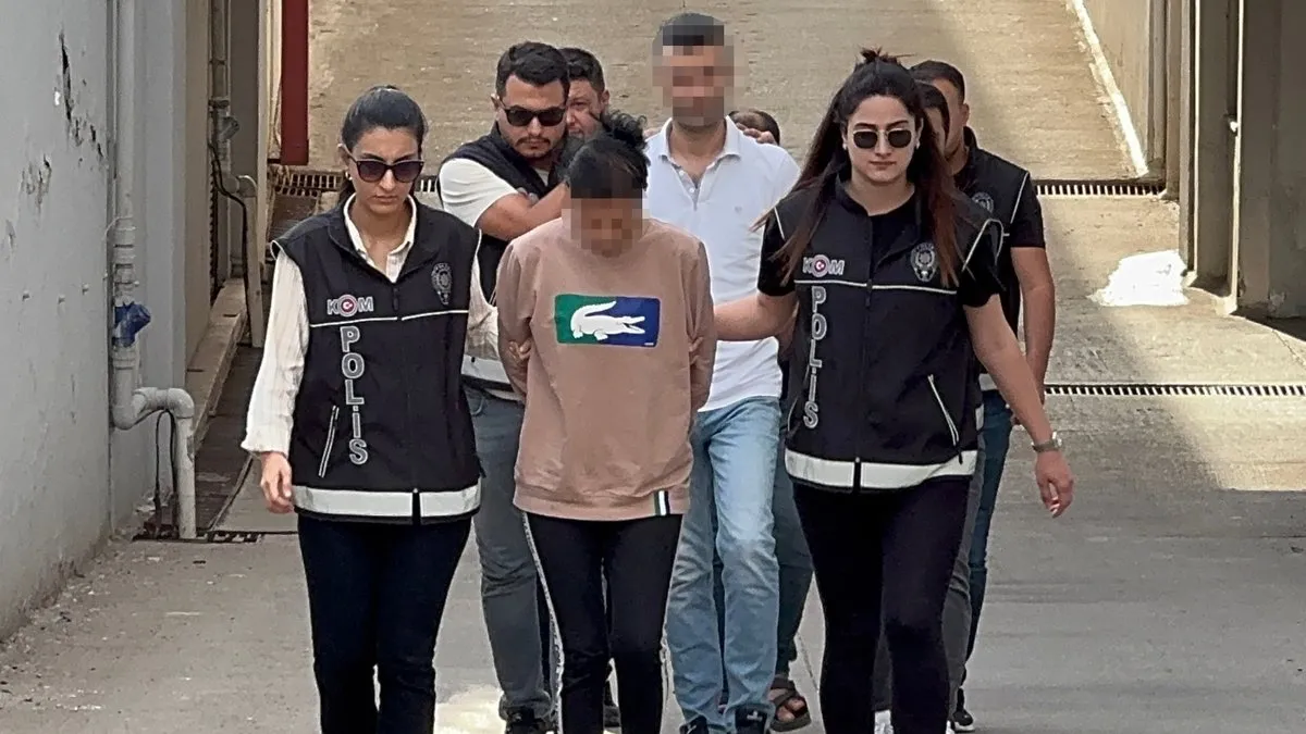 Dünya Kadınlar Günü’nde çiçek teslim makbuzu adında senet imzalatmışlardı: 1’i kadın 3 kişi yakalandı Dünya Kadınlar Günü’nde çiçek teslim makbuzu adında senet imzalatmışlardı: 1’i kadın 3 kişi yakalandı