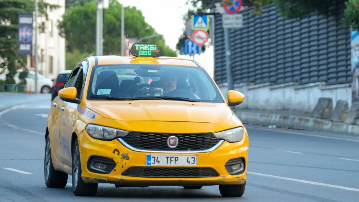 İstanbul'da taksilerde müşteri memnuniyetini artırmak için başlatılan Sarı Hat uygulaması.