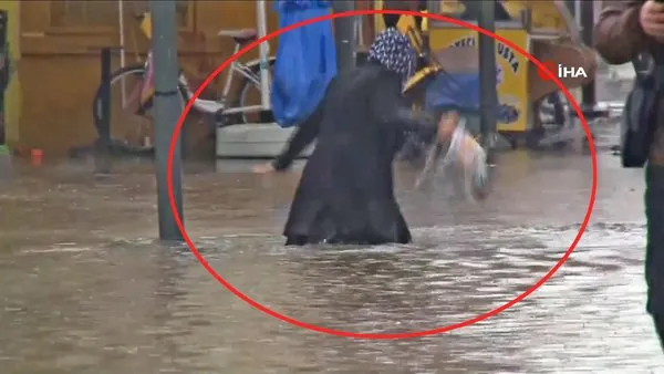 İzmir'de sel sularına düşen kadının isyanı kamerada | Video