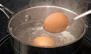 Yumurtayı kaynattığınız suyun içine birkaç damla limon suyu sıkın! Mucize etkilerine inanamayacaksınız