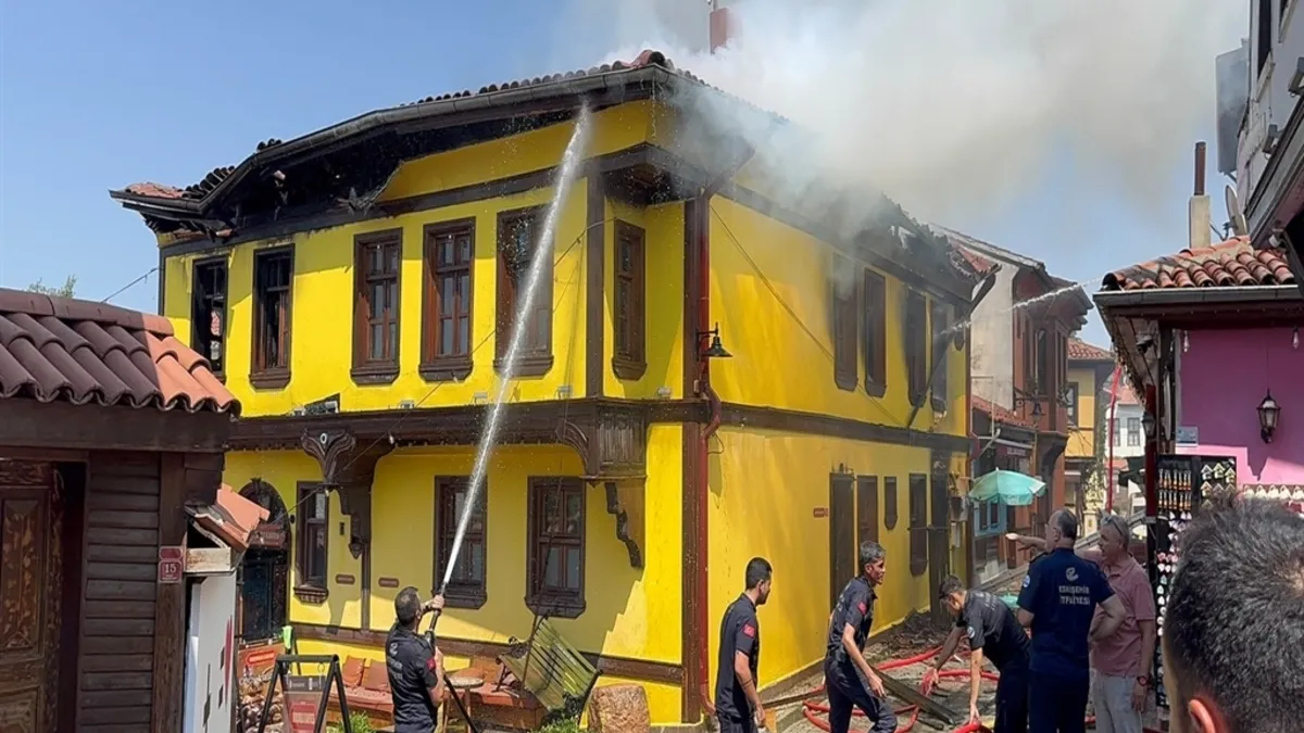 Eskişehir’de korkutan yangın! Kafedeki yangında 9 kişi dumandan etkilendi Eskişehir’de korkutan yangın! Kafedeki yangında 9 kişi dumandan etkilendi