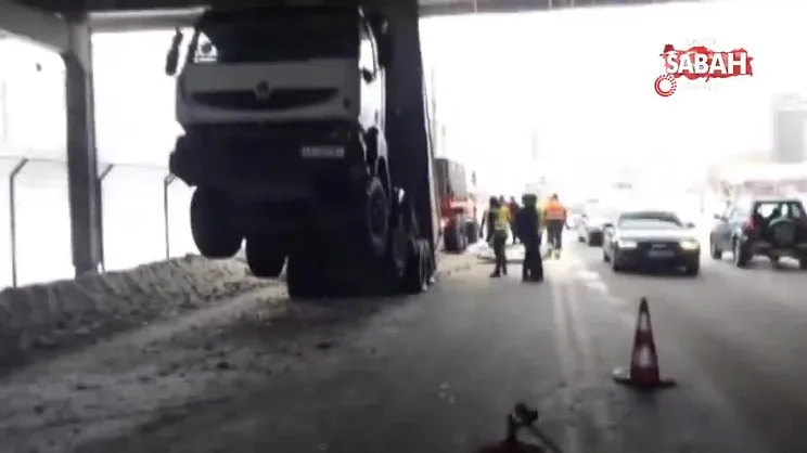 Dorsesi köprüye takılan TIR şaha kalktı | Video