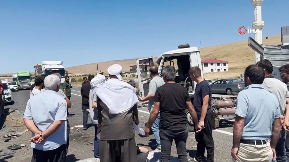 Elazığ’da kamyonlar çarpıştı: 1 yaralı