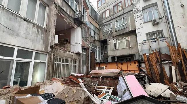 sislide-binanin-duvari-coktu-vatandaslar-panik-yasadi-deprem-oldu-zannettik-1784999616366.jpeg