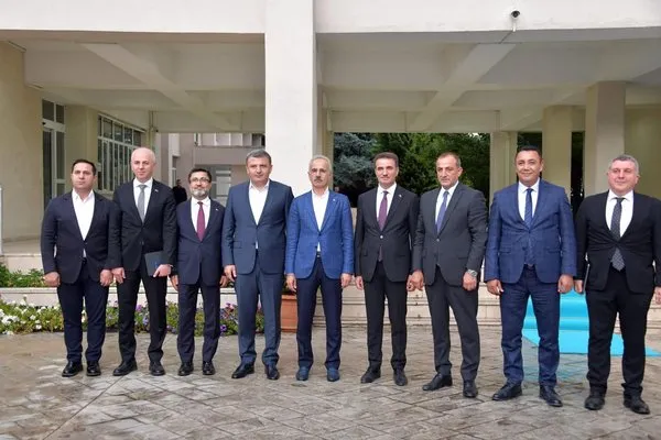 ulastirma-ve-altyapi-bakani-abdulkadir-uraloglu-bayburt-gumushane-bolgesel-havalimaninda-konustu-1756918958714.jpg