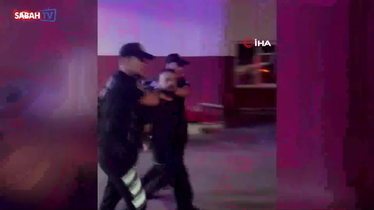 Taziye evinde husumetlilerini tabancayla kovalayan şüpheli gözaltına alındı | Video videosunu izle Taziye evinde husumetlilerini tabancayla kovalayan şüpheli gözaltına alındı | Video videosunu izle