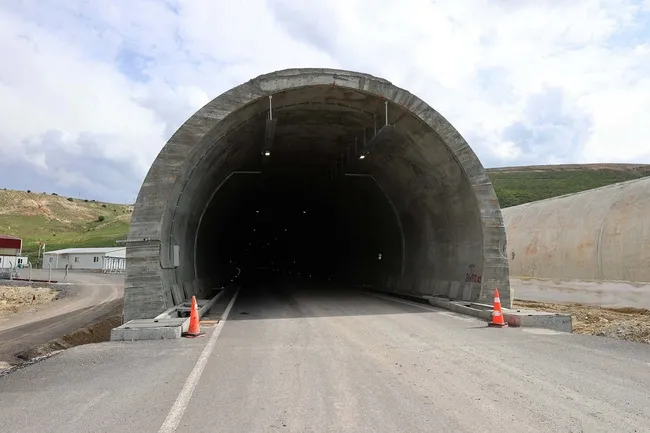 sivas-valisi-tarih-vererek-duyurdu-yagdonduran-tunelinde-sona-gelindi-1685726292078.jpg