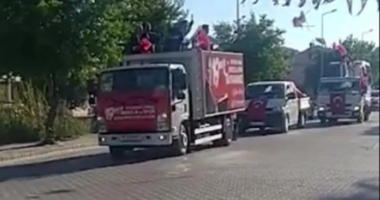 Fethiye Belediye Başkanı’ndan skandal haraket! Türk bayraklarını kamyonun kasasından yere fırlattı