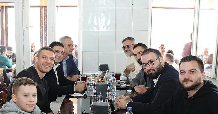 Podolski’nin köfte-piyaz keyfi