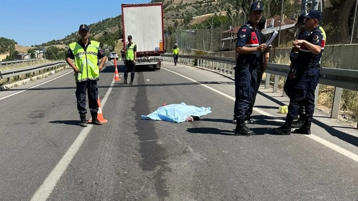 Sivas’ta TIR yayalara çarptı: 1 ölü, 1 yaralı Sivas’ta TIR yayalara çarptı: 1 ölü, 1 yaralı