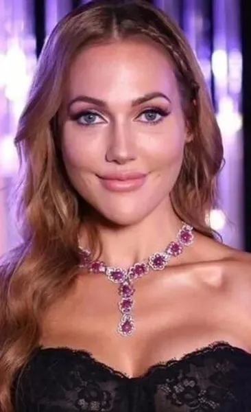 Prenses Diana’nın tacını taktı