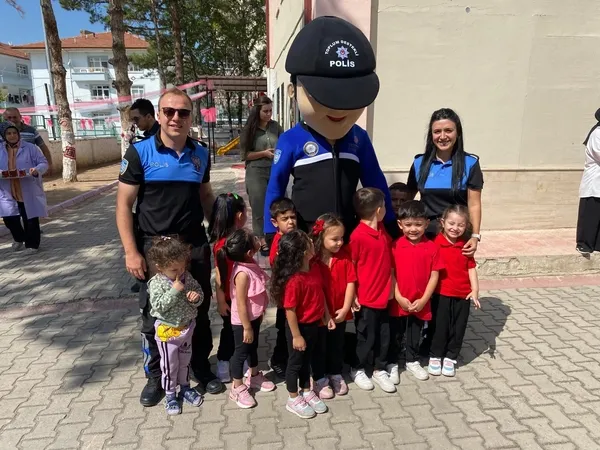 polis-maskotu-anaokulunda-miniklerin-nesesine-nese-katti-1758118173039.jpg
