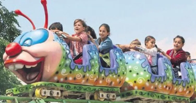 Suriyeli ve Iraklı çocuklar ilk kez lunaparka gitti