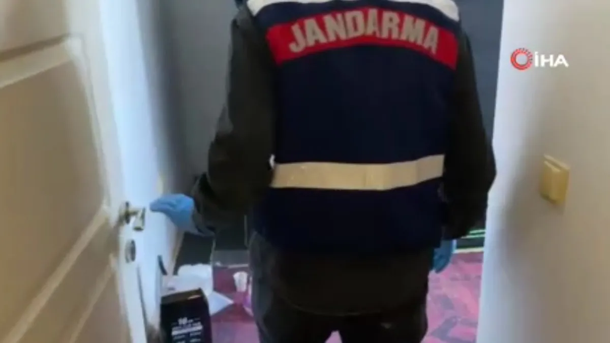 Jandarma ekiplerinin narkotik operasyonu sırasında ele geçirilen uyuşturucu maddeler ve silahlar.