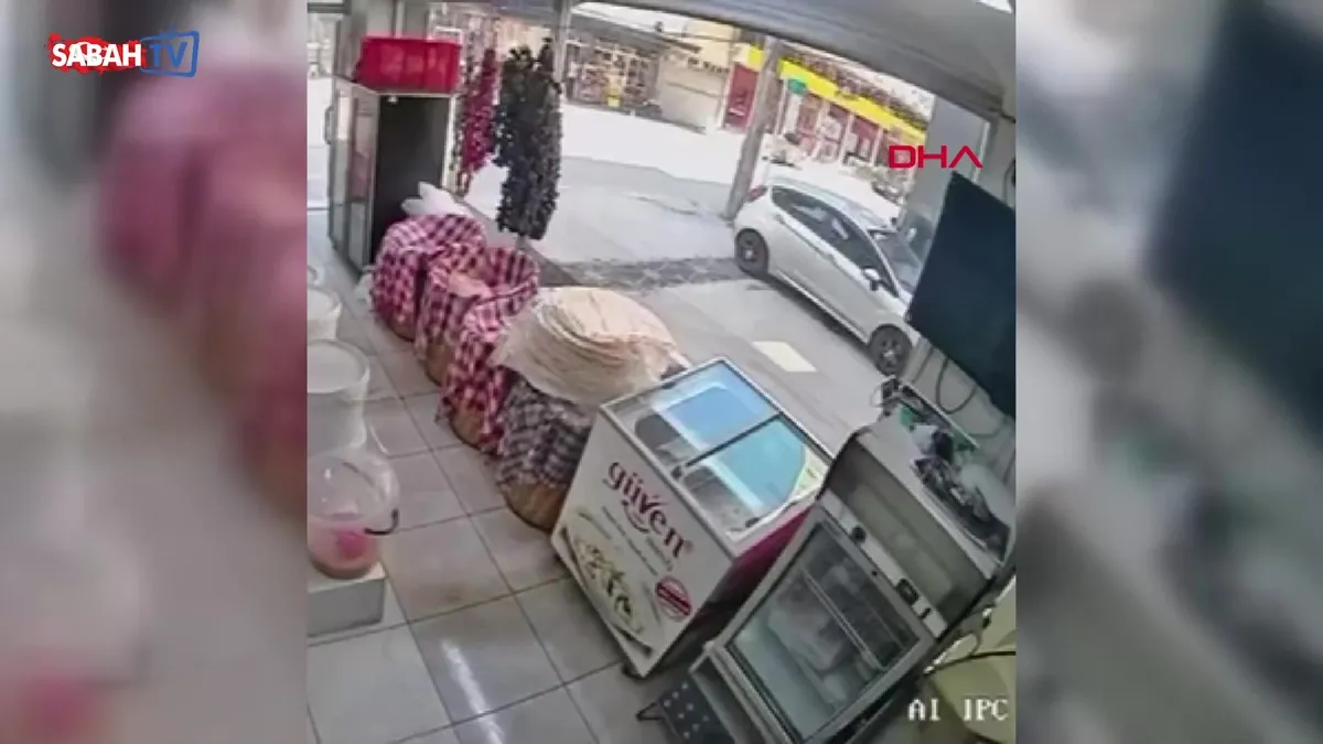 Kargo aracının çarptığı küçük çocuk, aracın altından kendi imkanlarıyla çıktı! Kaza anı güvenlik kamerasında videosunu izle Kargo aracının çarptığı küçük çocuk, aracın altından kendi imkanlarıyla çıktı! Kaza anı güvenlik kamerasında videosunu izle