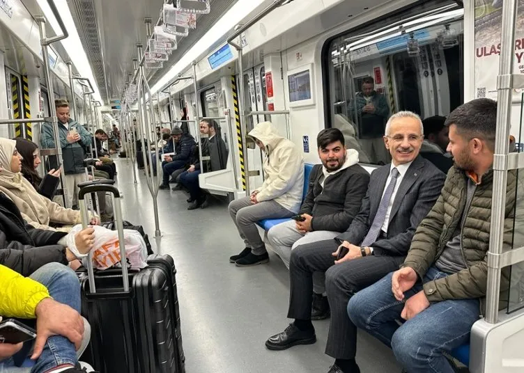 İstanbullular memnun! Seyahat süresi kısaldı, konfor arttı: Bakan Uraloğlu uçağa doğrudan metroyla ulaştı