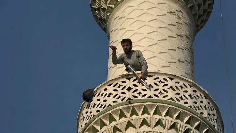 Pompalı tüdekle minareye çıktı! Polisi alarma geçirdi