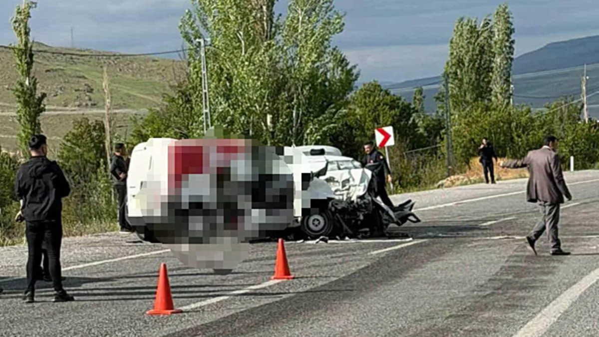 Kayseri’de iki araç çarpıştı: 1 ölü, 2 yaralı Kayseri’de iki araç çarpıştı: 1 ölü, 2 yaralı