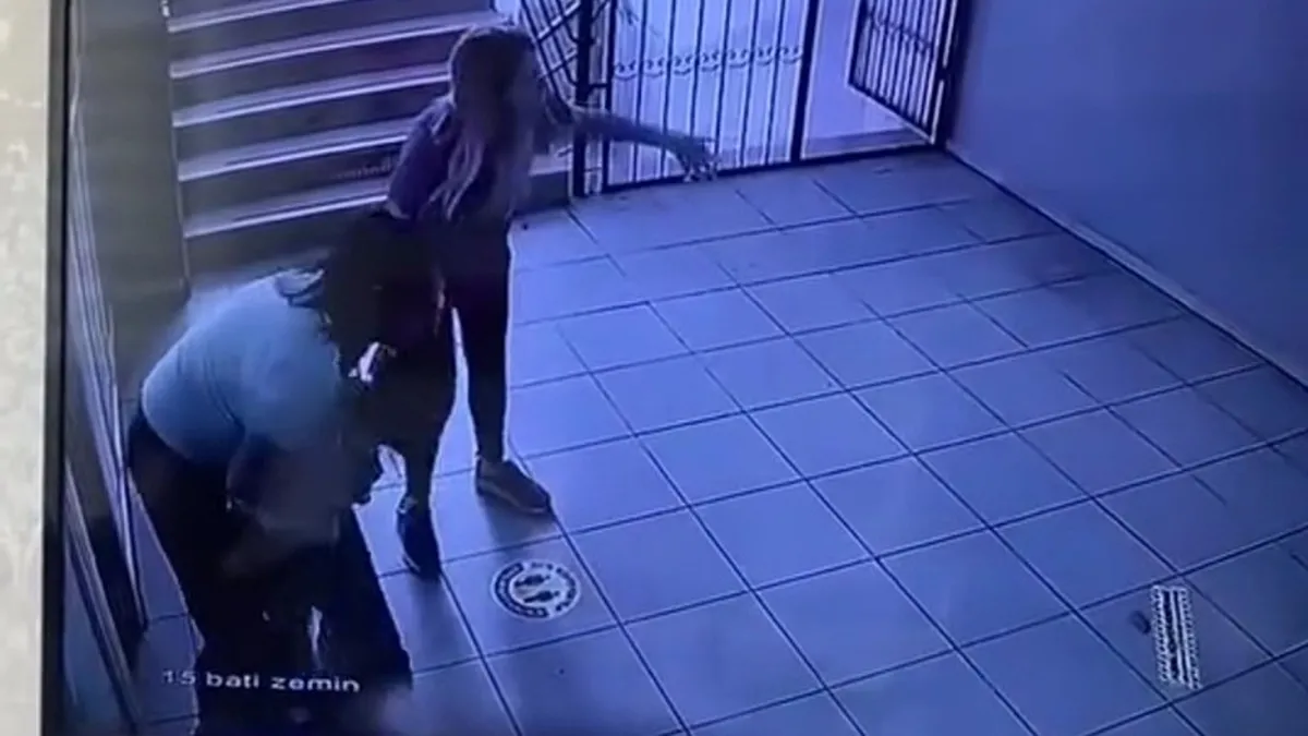 Öğretmen öğrencisini Heimlich müdahalesiyle kurtardı Öğretmen öğrencisini Heimlich müdahalesiyle kurtardı