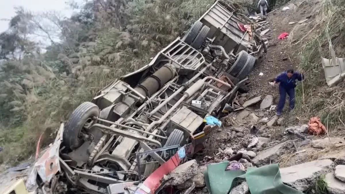 Nepal’de feci kaza: Otobüs şarampole yuvarlandı! 4 can kaybı