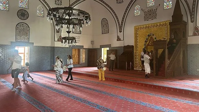 SON DAKİKA... Tarihi camide skandal görüntü: Uyarılara kimse aldırış etmedi: Minber önünde verdiği poza tepki yağdı!