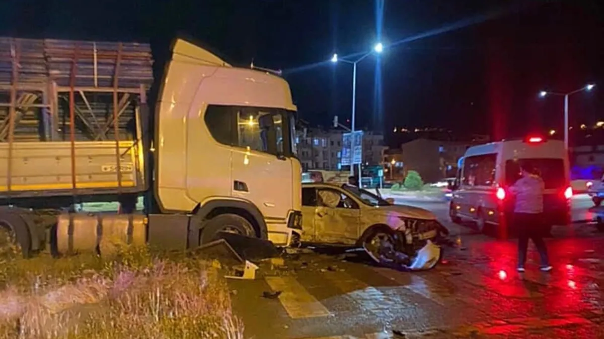 Bayburt'ta meydana gelen trafik kazasında tır ve cipin çarpışması sonucu oluşan hasar.