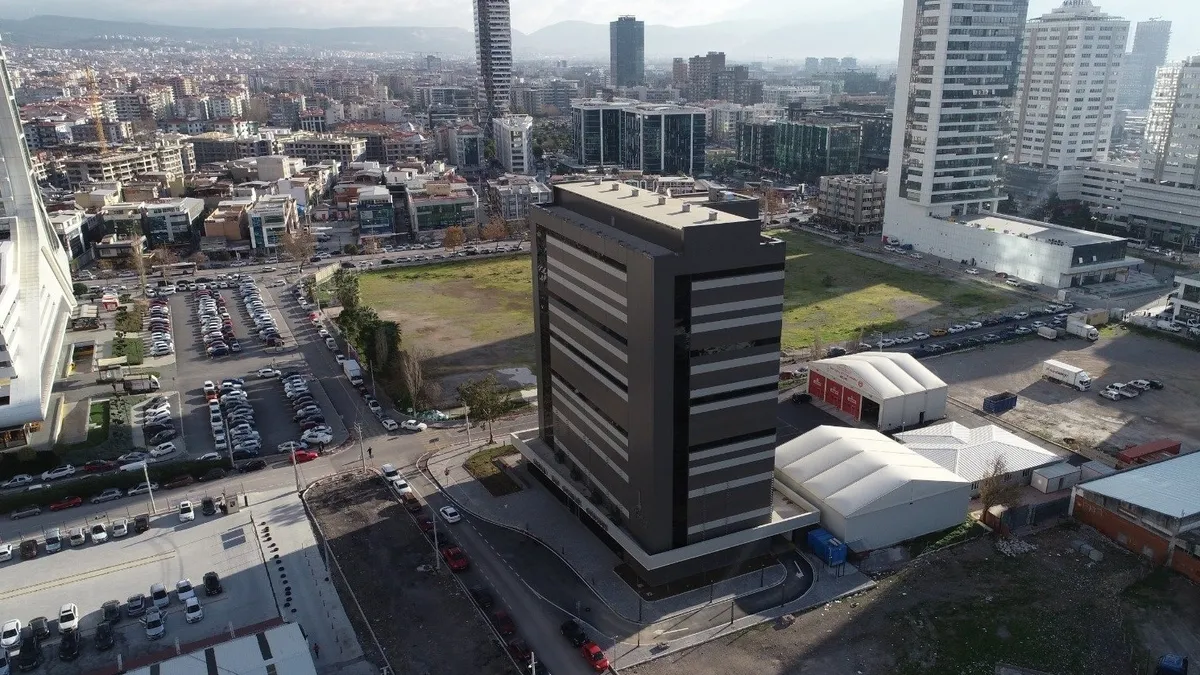 İzmirlinin milyonları boşa gitti! Tugay zarar ediyor diye tam otomatik otoparkı kapattı İzmirlinin milyonları boşa gitti! Tugay zarar ediyor diye tam otomatik otoparkı kapattı