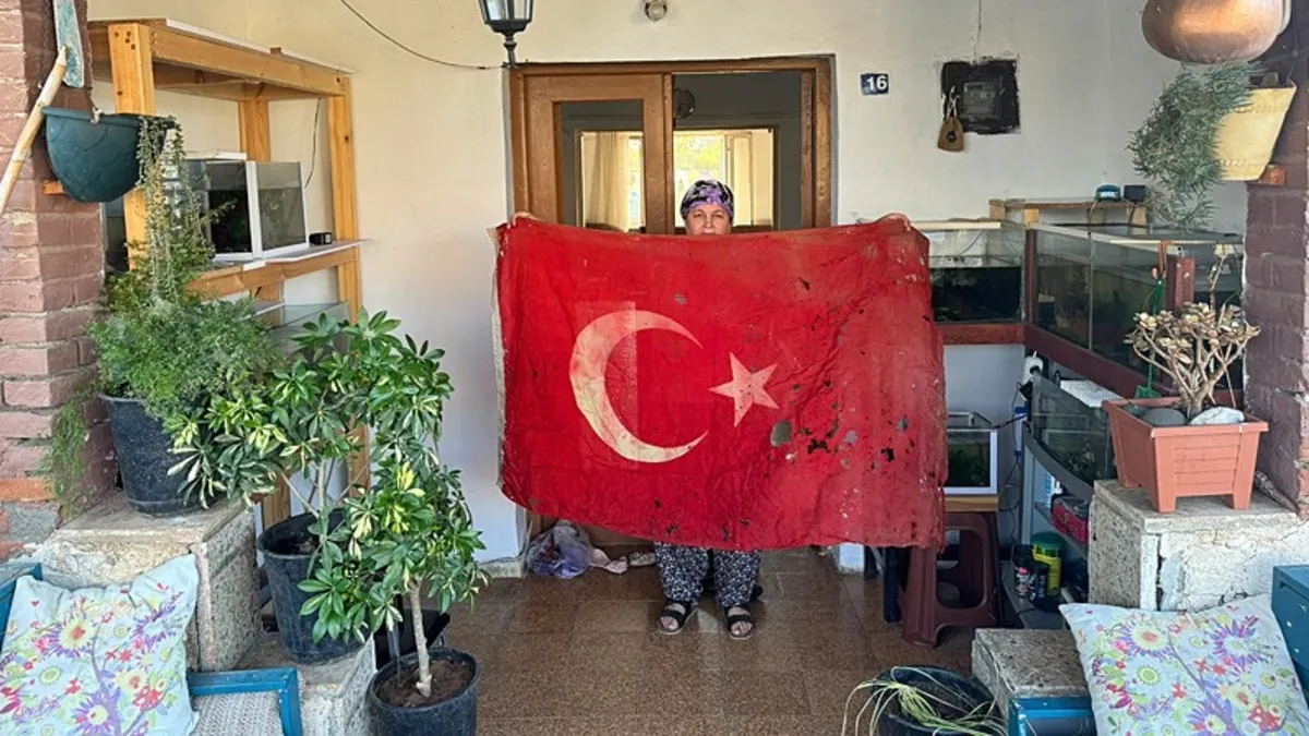 Aynur Gazcıoğlu, Mehmetçiğin emaneti olan Türk bayrağını torununa miras bırakmak istiyor.
