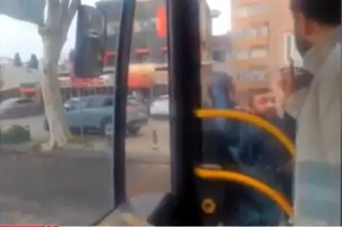 yol-verme-tartismasi-sonucu-taksici-iett-otobusunun-onunu-kesti-taksici-iett-soforunun-kendisini-kaldirimla-ko-1739805673377.jpg