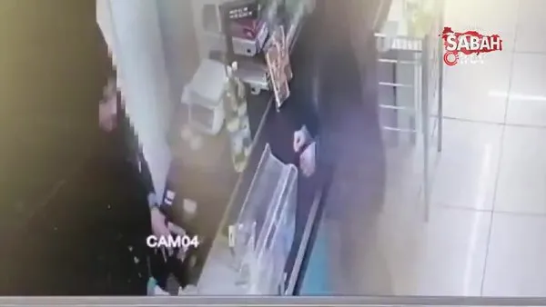 İstanbul'da bıçaklı gaspçıyı paspasla kovalayan kadın market çalışanı kamerada | Video