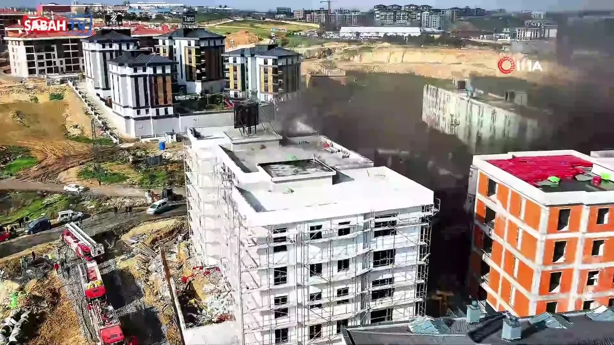 SON DAKİKA: Başakşehir’de şantiyede korkutan yangın: İşçiler çatıya sığındı | Video videosunu izle SON DAKİKA: Başakşehir’de şantiyede korkutan yangın: İşçiler çatıya sığındı | Video videosunu izle