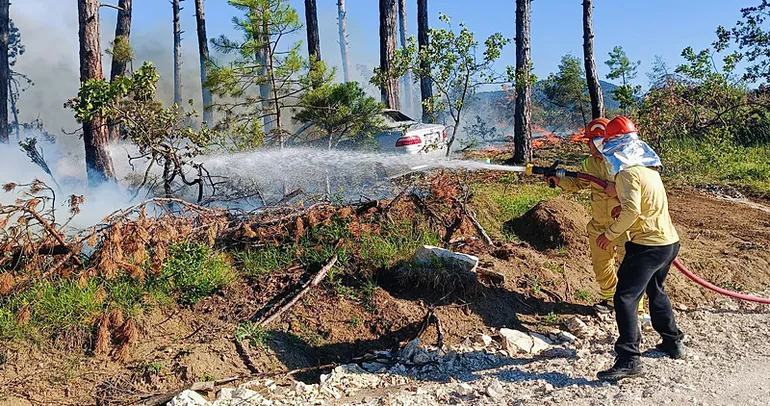 Karabük’te otomobilde çıkan yangın ormana sıçradı!