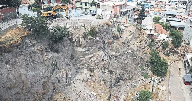 Kayaların düştüğü mahalle yıkılıyor
