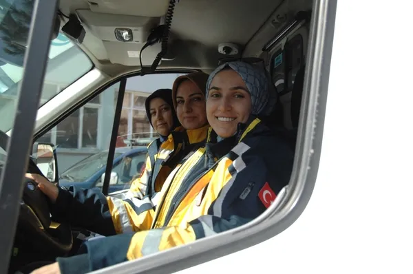 kadin-112-ambulans-soforleri-erkek-meslektaslarina-tas-cikartiyor-hayat-kurtarmak-kadar-guzel-bir-duygu-yok-1741456191100.jpg