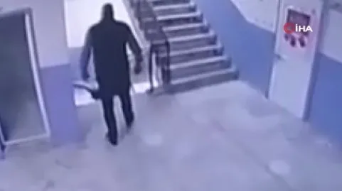 son-dakika-turkiye-bu-goruntuyu-konusuyor-otizmli-ogrenciyi-merdivenlerden-atan-okul-muduru-hakkinda-yeni-geli-1762861747840.jpg