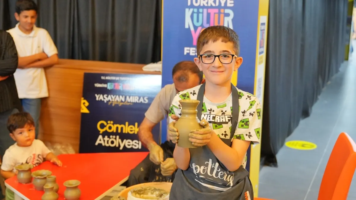 Van Kültür Yolu Festivali'nde el sanatları sergisi ve Fatma Turgut konseri.