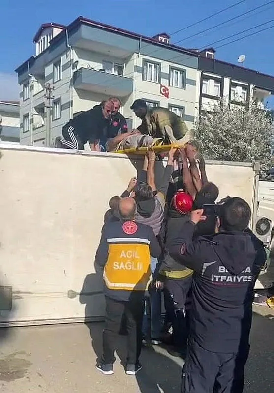 bursada-kamyonet-devrildi-3-kisi-yaralandi-1712563214150.jpg