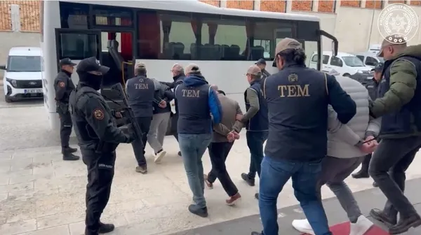 deas-operasyonunda-terorun-finans-agi-cokertildi-10-kisi-tutuklandi-1766557420514.jpg