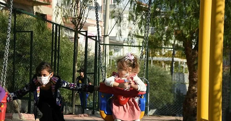 İzmir depreminin simgesi Ayda, annesinin adı verilen parkta oynadı! Babadan yürek burkan sözler