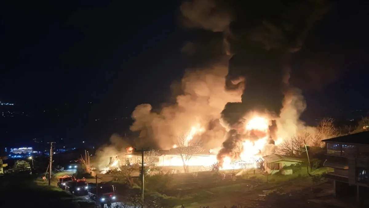 Alev alev yanan meyve deposu böyle görüntülendi