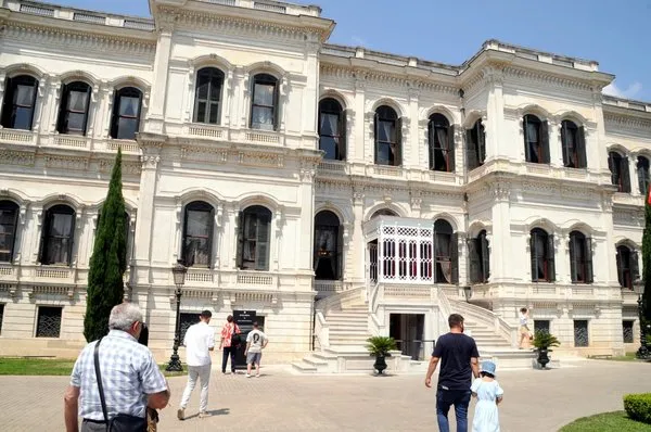 yildiz-sarayiinda-ziyaretci-yogunlugu-yasandi-1721474055272.jpg