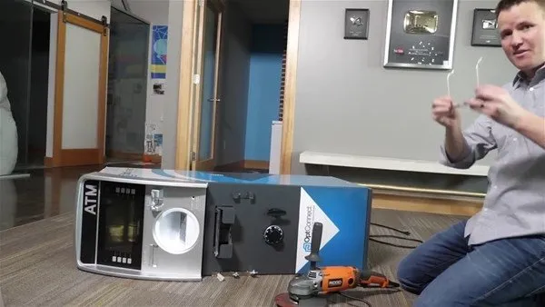 Eve getirdikleri ATM'yi kesiler! İçinden çıkanlar ise şoke etti