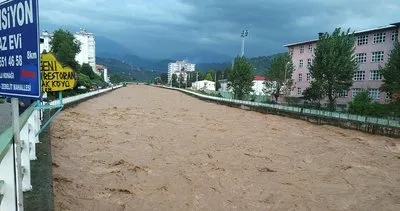Şiddetli yağış Rize’nin doğu ilçelerinde etkili oluyor