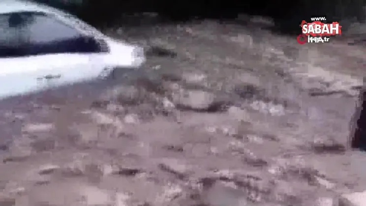 Sel nedeniyle araçlar çamura gömüldü | Video