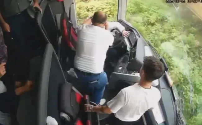 son-dakika-samsun-termedeki-otobus-kazasinda-2-kisi-olmustu-yeni-goruntuler-ortaya-cikti-muavinden-yardim-iste-1756449246786.jpg SON DAKİKA... Samsun Terme’deki otobüs kazasında 2 kişi ölmüştü: Yeni görüntüler ortaya çıktı: Muavinden yardım istedi ama…