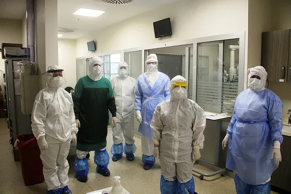 İlk koronavirüs vakasını üzerinden 1 yıl geçti! Sağlıkçılardan çağrı: Gelin Türkiye’yi maviye boyayalım