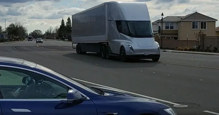 İlk Tesla Semi kamyonlar teslim edilmeye başladı