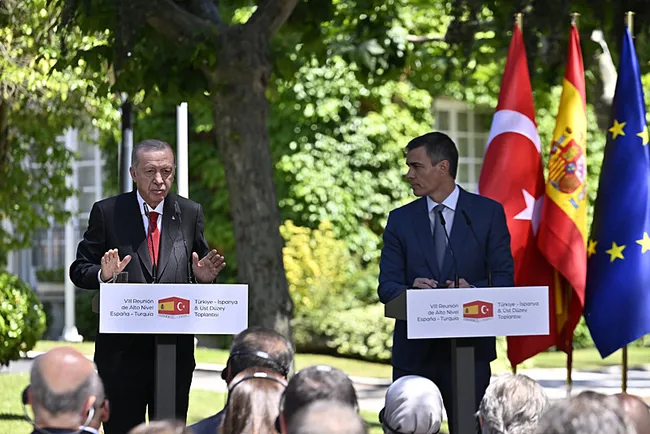baskan-erdogandan-ispanyon-gazetecinin-provokatif-sorusuna-tokat-gibi-cevap-bana-basini-sallama-1718295449555.jpeg Başkan Erdoğan'dan İspanyol gazetecinin provokatif sorusuna tokat gibi cevap: Bana başını sallama
